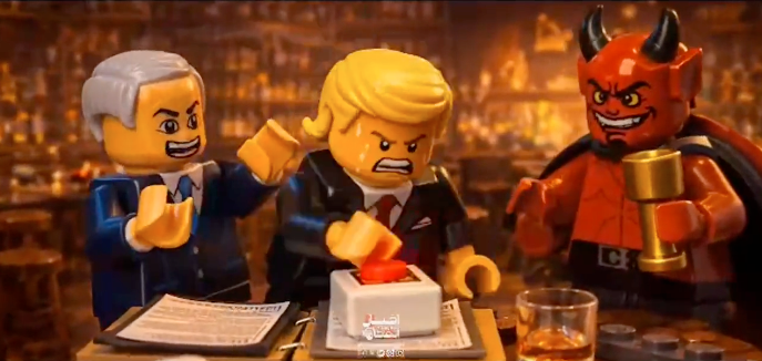 Ein Standbild aus einer Lego-ähnlichen Animation mit zwei Figuren, die politischen Führern ähneln, vor dem Hintergrund blockiger, vereinfachter Architektur, die eine Schule darstellt und die stilisierte, spielzeugähnliche Ästhetik der digitalen Propaganda widerspiegelt.